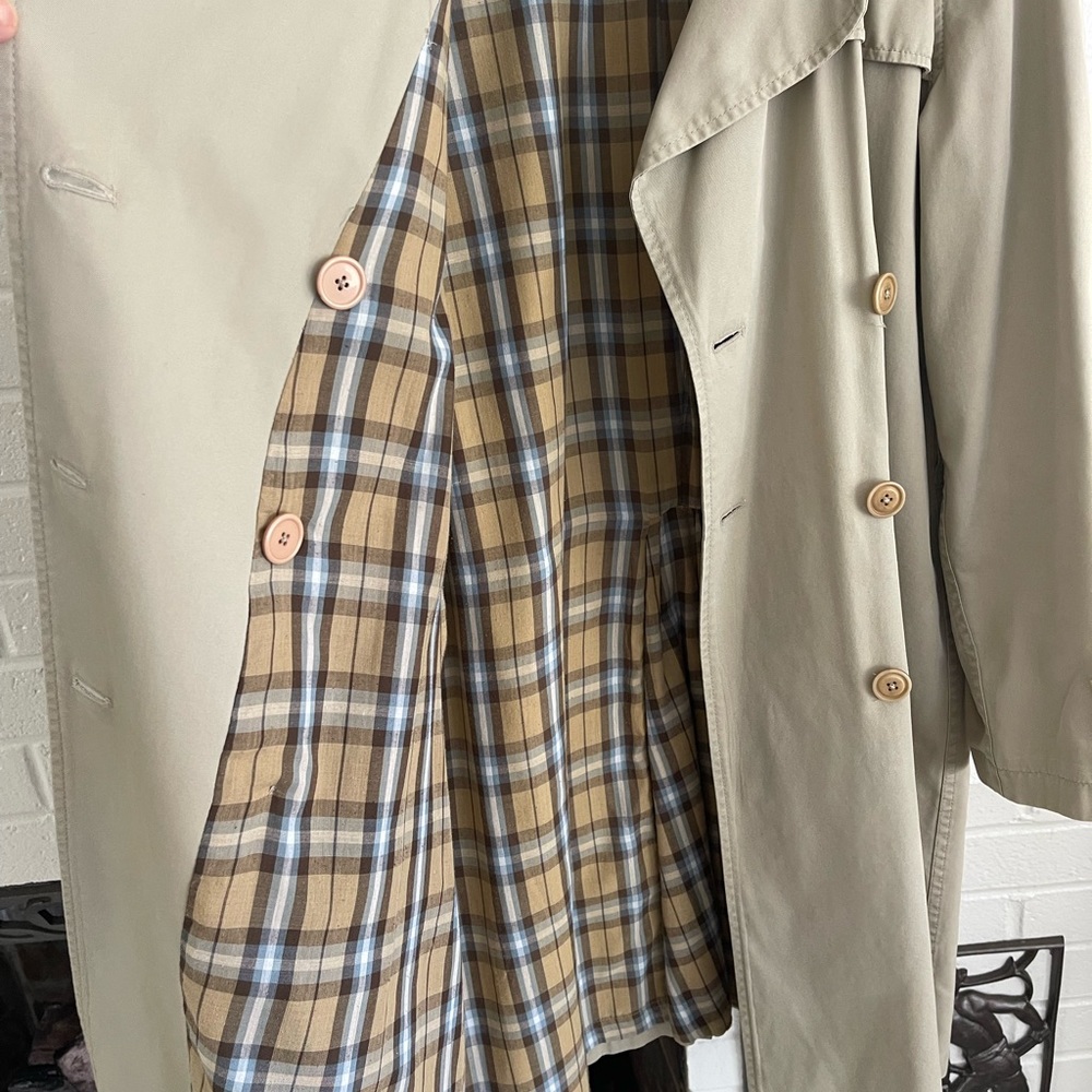 DKNY Classic Trench Coat. Size L. Excellent used condition. Epaulettes, belts. - Picture 6 of 11